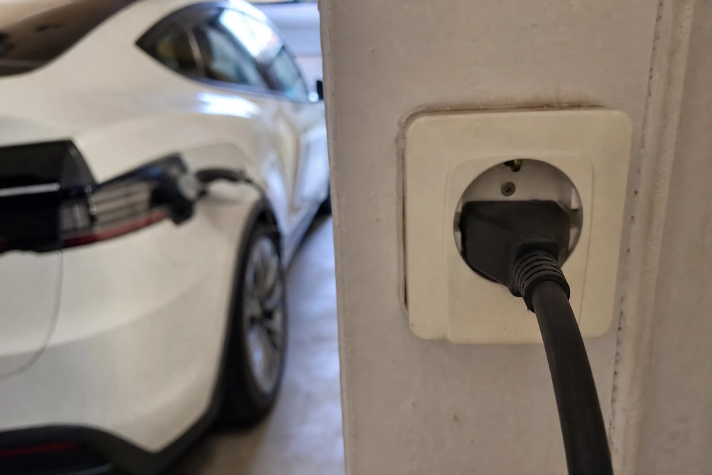 Elsäkerhetsverket avråder från ful-laddning av elbilen: Så säkrar du garaget innan vintern