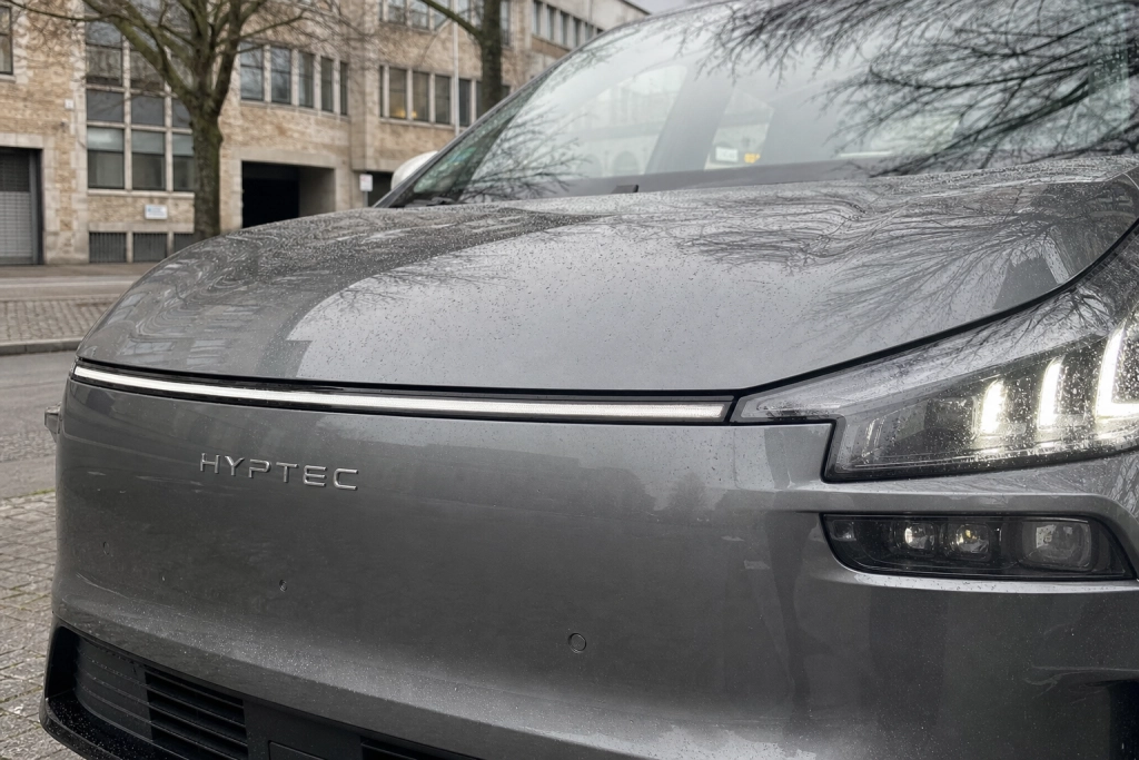 Kinesisk utmanare siktar på Porsche Macan: 340 hk, 800V-laddning och Europa-start 2027