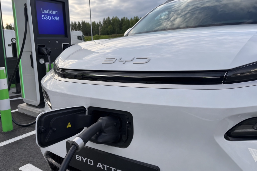 BYD Atto 8 lovar nio minuters laddning: Så länge tar det på dagens europeiska laddare