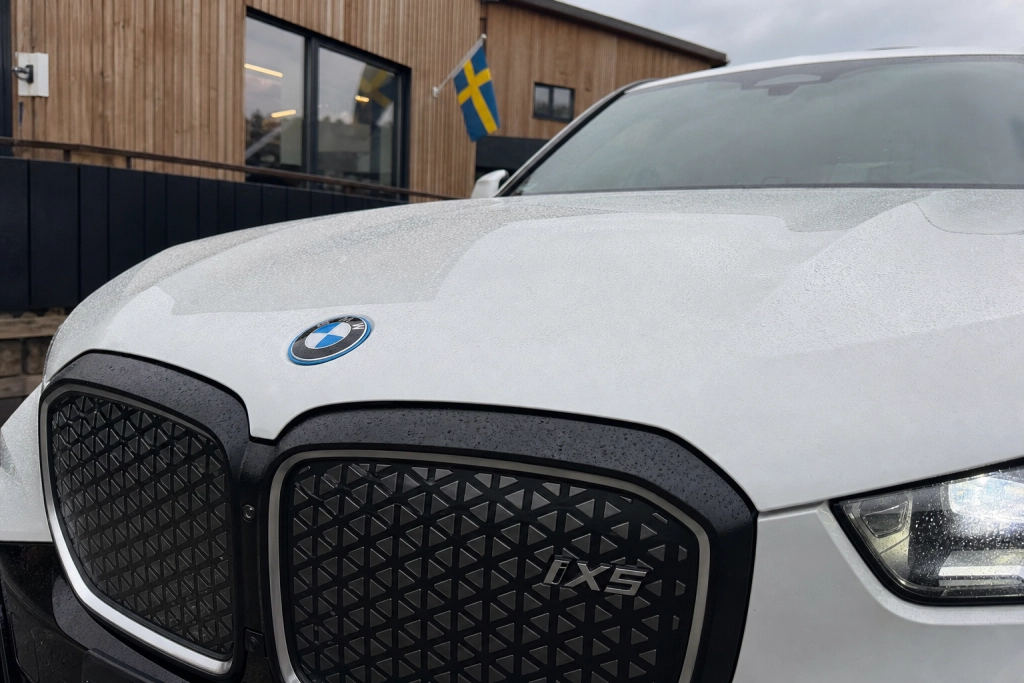 BMW iX5 lyfter räckvidden till 845 km: Första elektriska X5 öppnar för order 8 oktober