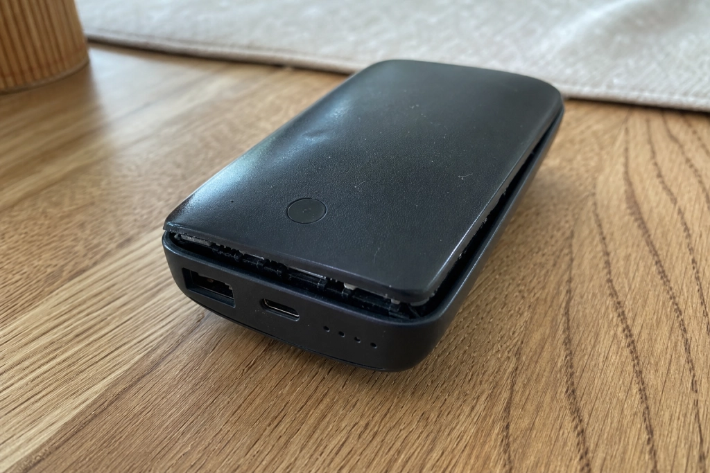 Svullen, varm eller illaluktande powerbank: Tre tecken på att den måste till återvinningen direkt