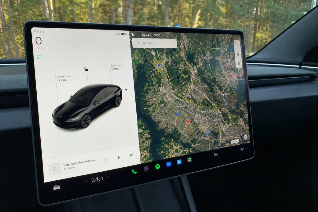 Tesla uppgraderar Model 3 i tysthet: Större skärm, snabbare 0-100 och ny interiör