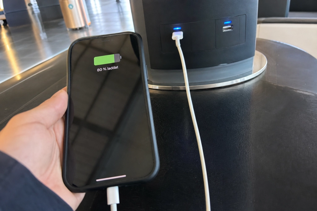 Laddar du på flygplatsen eller köpcentret via USB: Hackare kan kopiera allt på telefonen på under två minuter